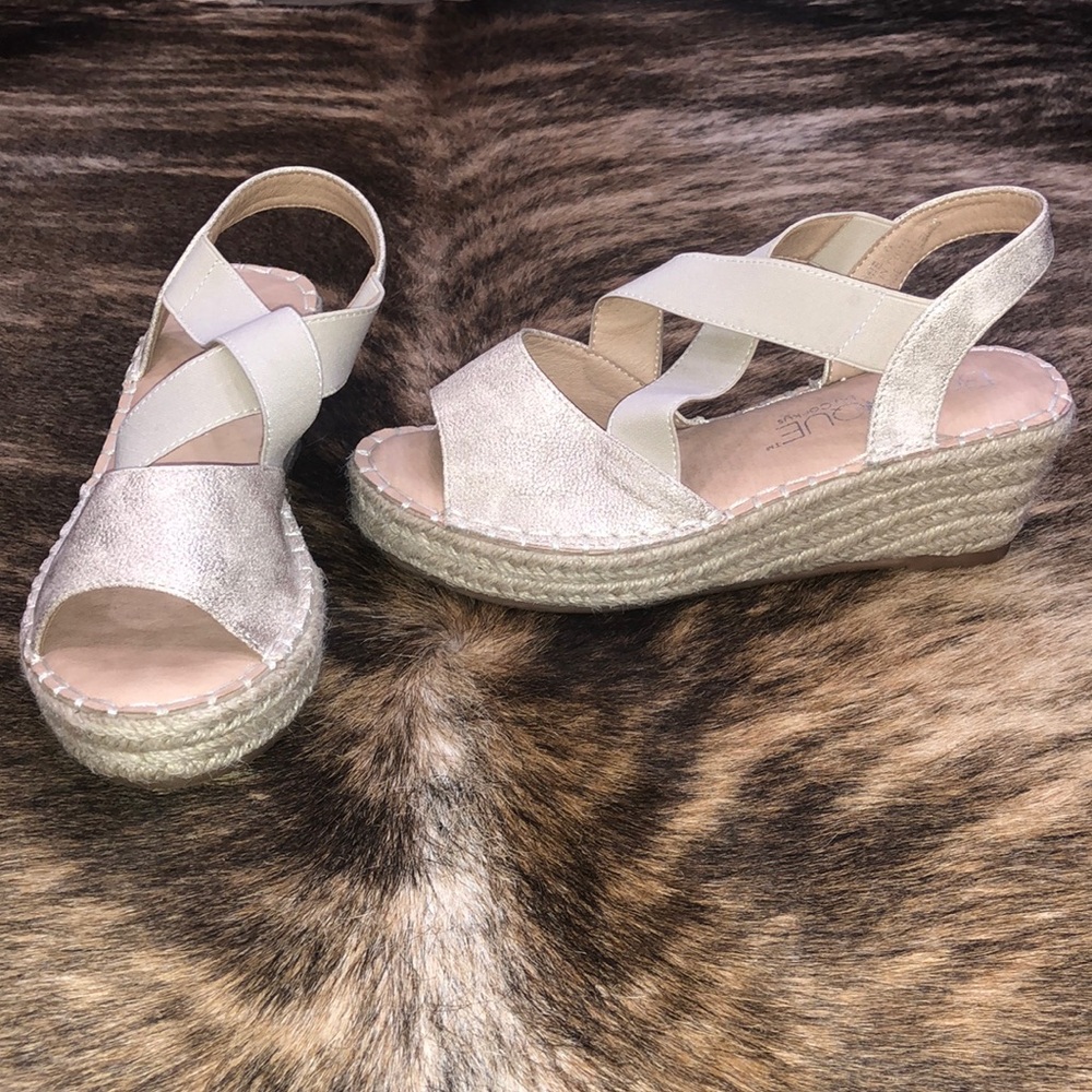 Boutique By Corkys Size 6 Espadrille Wedge Sandals Metallic Tan